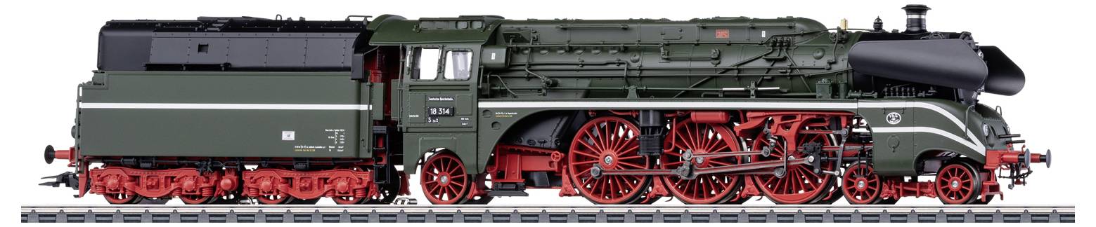 Een groene model-stoomlocomotief met rode wielen en details. Ze staat op een spoorsectie en toont vele technische nuances.