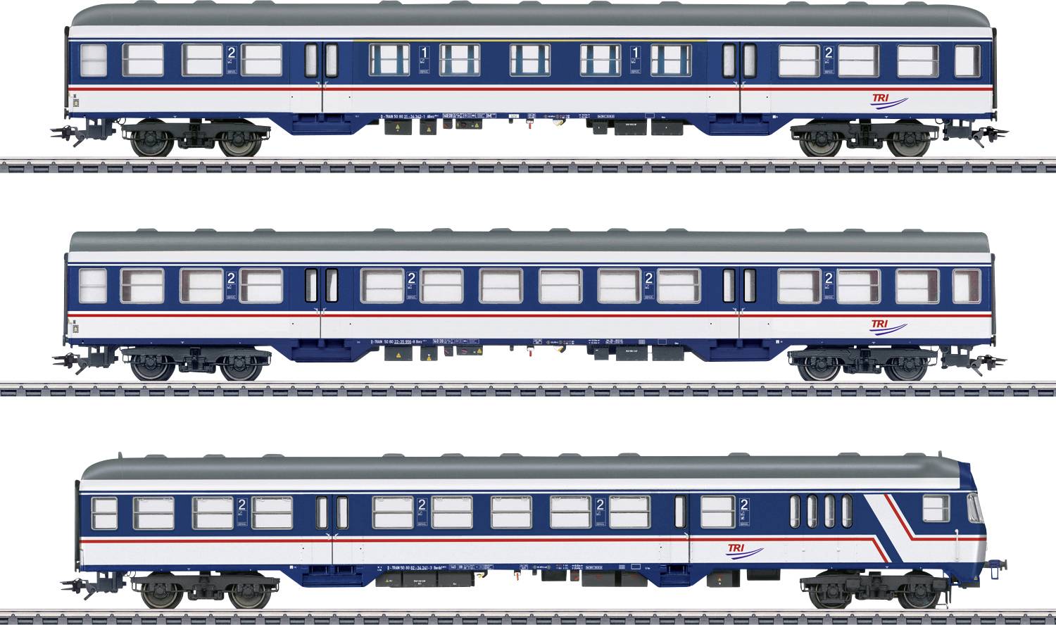 Drie modeltreincoupés op rails, in blauwe en witte lak met rode strepen, gefotografeerd van opzij.