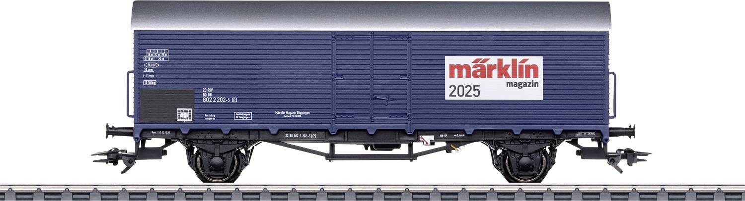 Blauwe modelgoederen-goederenwagon op sporen met 'märklin magazine 2025' opschrift, gedetailleerde opschriften en wielen zijn zichtbaar.