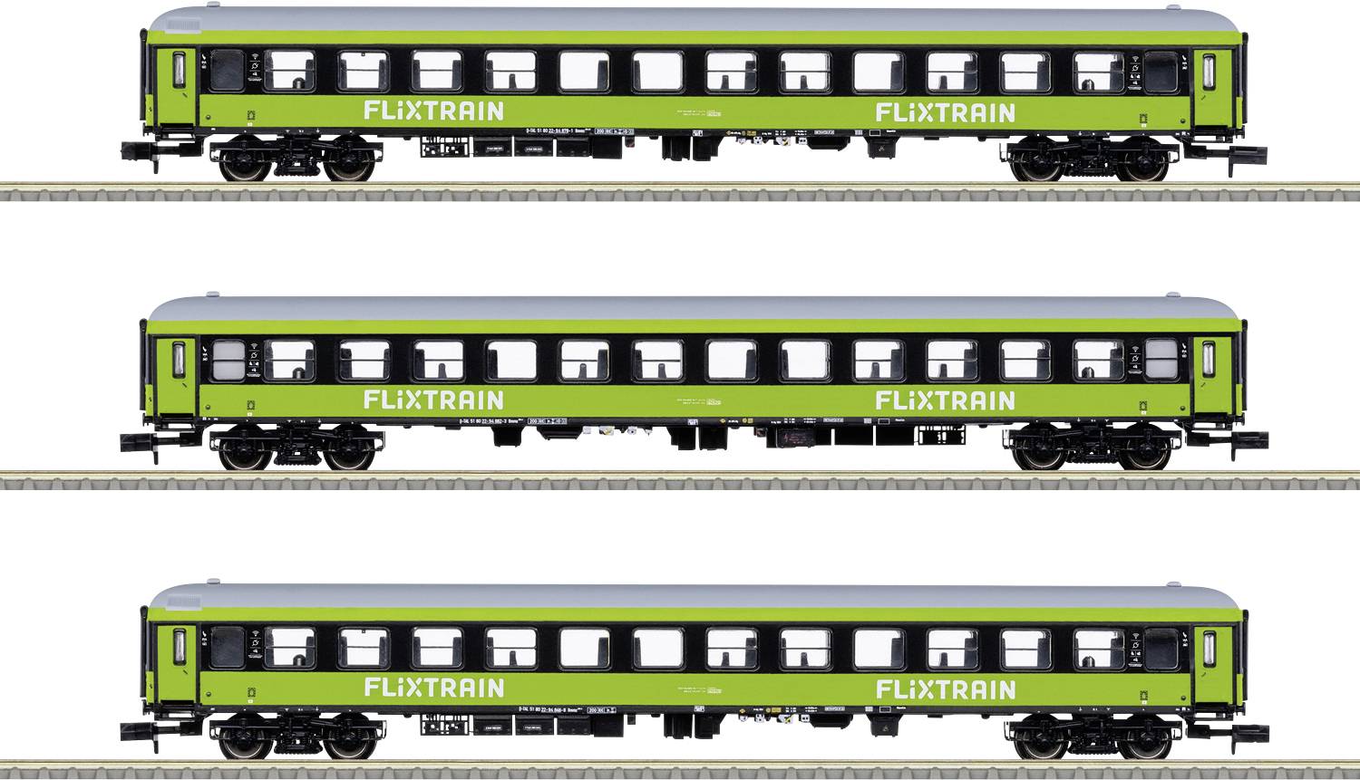 Drie groene modeltreinwagons met het opschrift 'FlixTrain', naast elkaar op rails in horizontale opstelling.