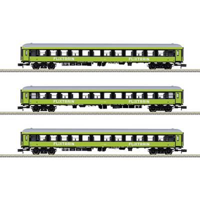 Drie groene modeltreinwagons met het opschrift 'FlixTrain', naast elkaar op rails in horizontale opstelling.