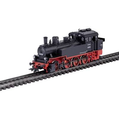 Zwarte stoomlocomotief met rode wielen op een spoor. Model op schaal met gedetailleerde kenmerken en labels zichtbaar.