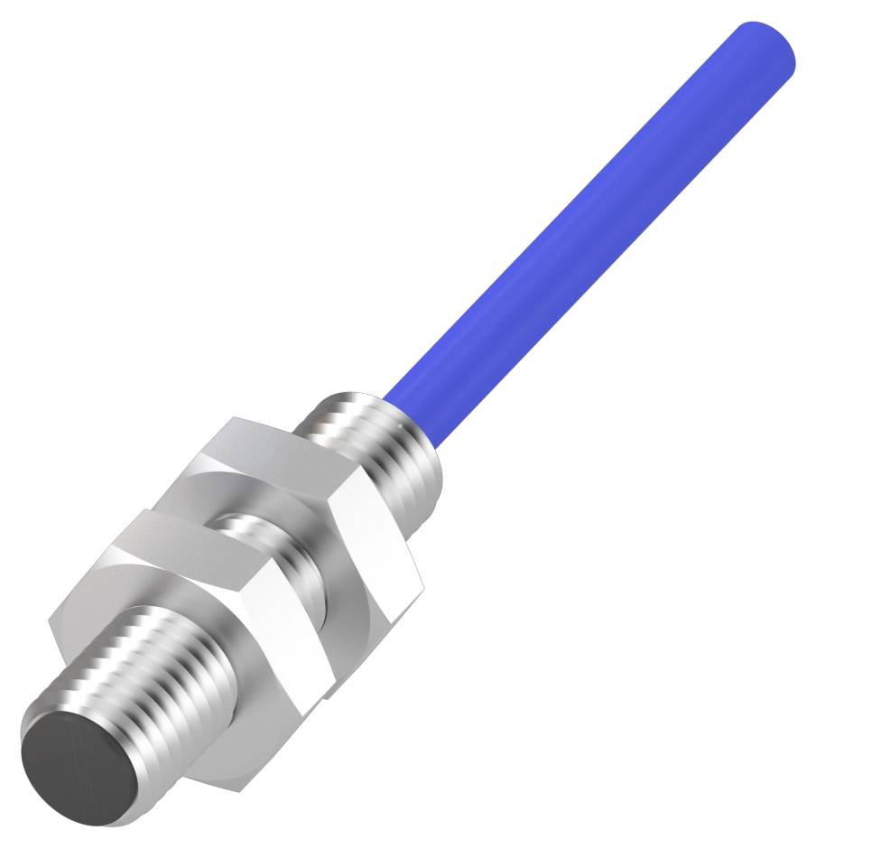 Een cilindrische sensor met blauwe kabelverbinding en een metalen behuizing, geschikt voor industriële toepassingen voor objectdetectie.