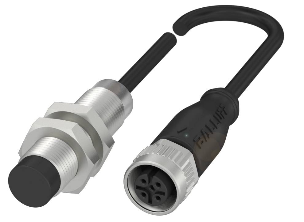 Cilindrische sensor met steekverbinding. Een lange kabel verbindt beide. Geschikt voor industriële toepassingen.