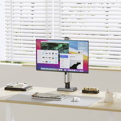 Een opgeruimde werkplek beschikt over een computermonitor met meerdere geopende toepassingen, een toetsenbord en een muis op een minimalistisch houten bureau.