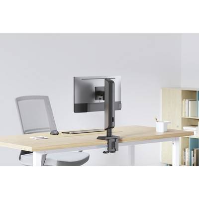 Een moderne kantoorwerkplek heeft een bureau met een computermonitor gemonteerd op een verstelbare arm, een toetsenbord, een muis en een kopje op het oppervlak.