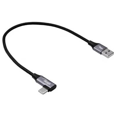 Een zwarte USB-kabel met een USB-A-stekker en een USB-C-stekker, geschikt voor het verbinden van apparaten met verschillende aansluitingen.