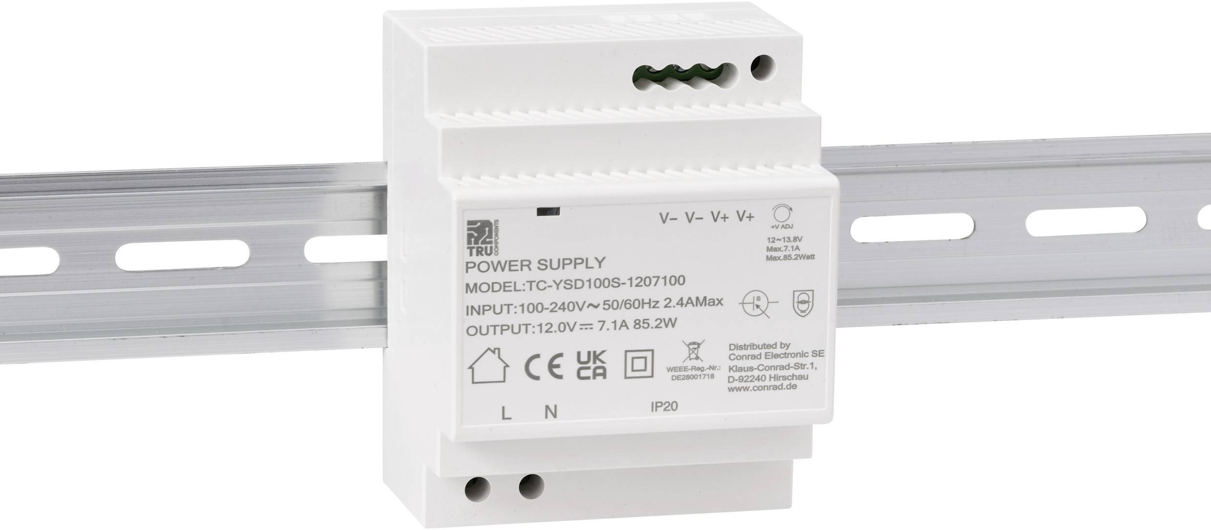Een witte elektronische voedingsunit gemonteerd op een metalen rail, met meerdere specificaties en keuringssymbolen op de voorkant.