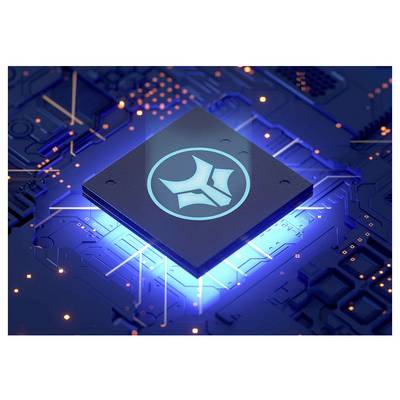 Een oplichtende microchip met een rond logo op een blauwe printplaat, die moderne technologie en geavanceerde computertechniek symboliseert.