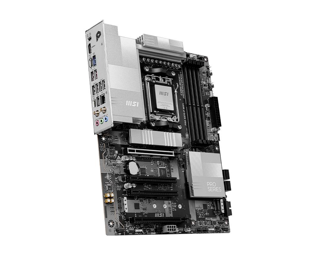 Een computer-moederbord met meerdere PCIe-sleuven, RAM-slots en aansluitingen, geschikt voor gebruik in desktop-computers.