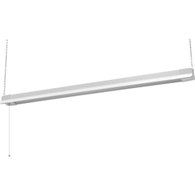 Hangende, moderne tl-lamp in een strak design, bevestigd met twee kettingen. Geschikt voor minimalistische inrichting.