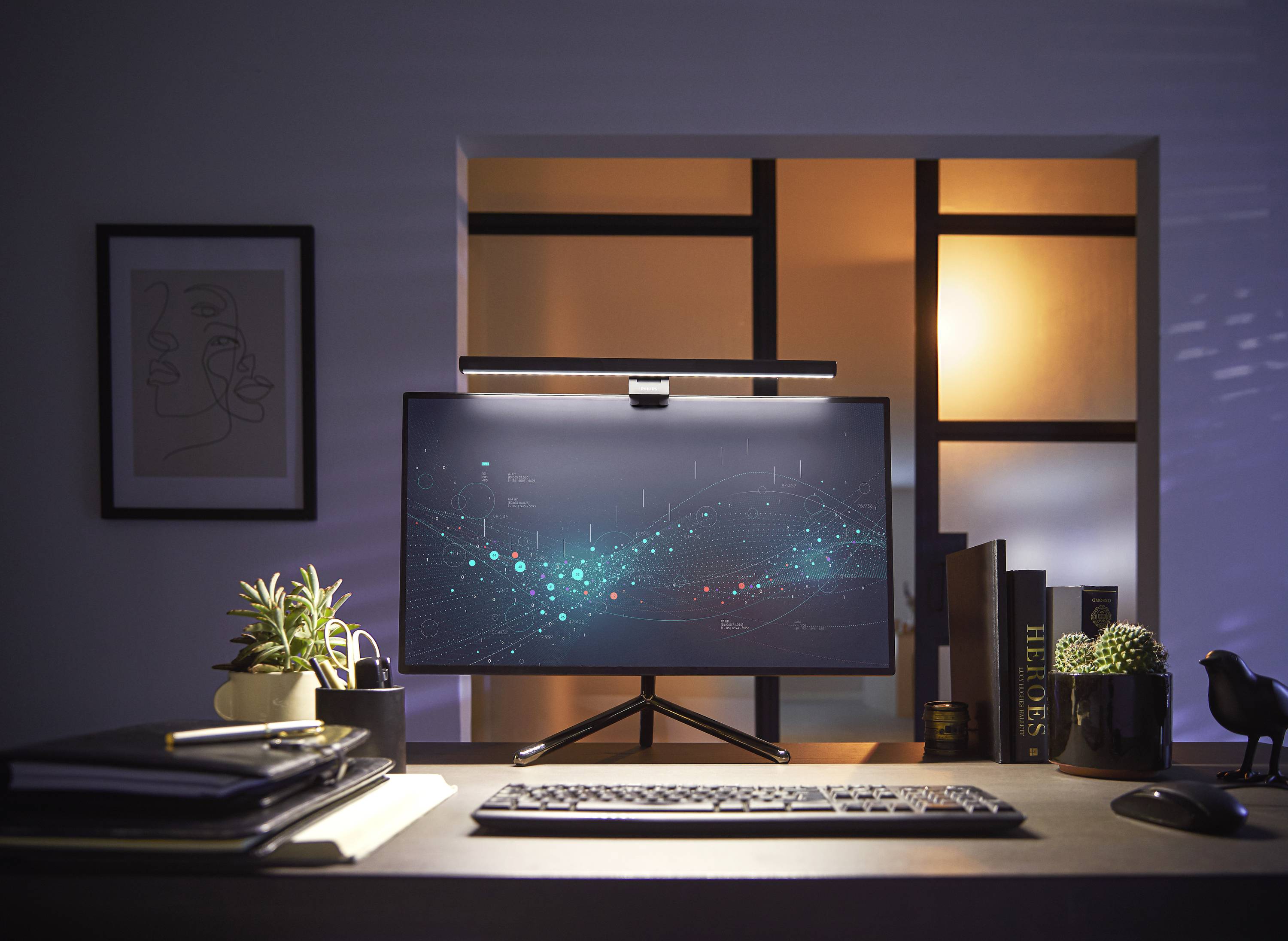 Een modern bureau met monitor toont een digitaal diagram voor een verlicht raam. Planten en boeken decoreren de ruimte.