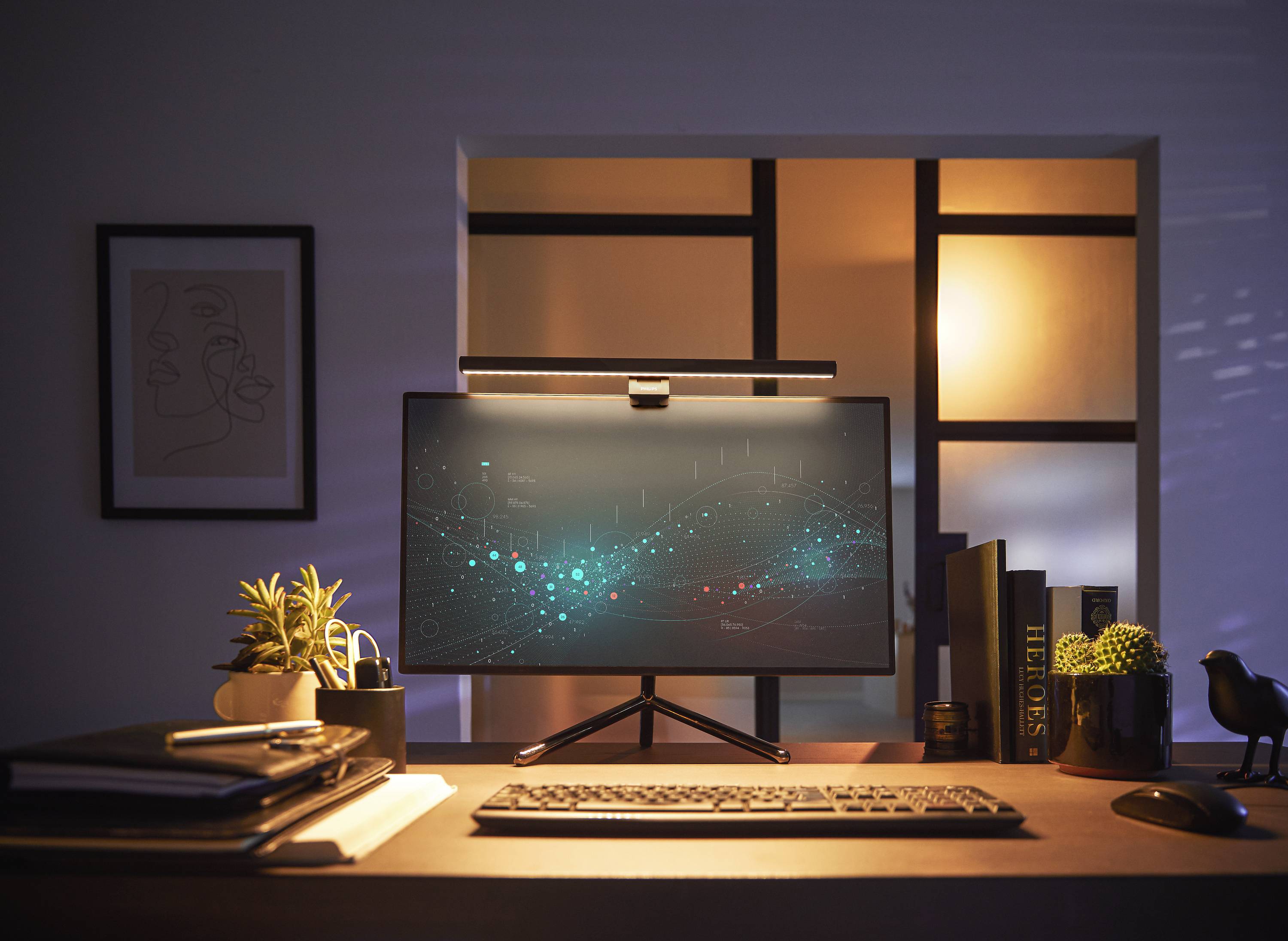 Een computerscherm op een bureau toont een digitale datavisualisatie. Planten en boeken staan ook op de tafel.