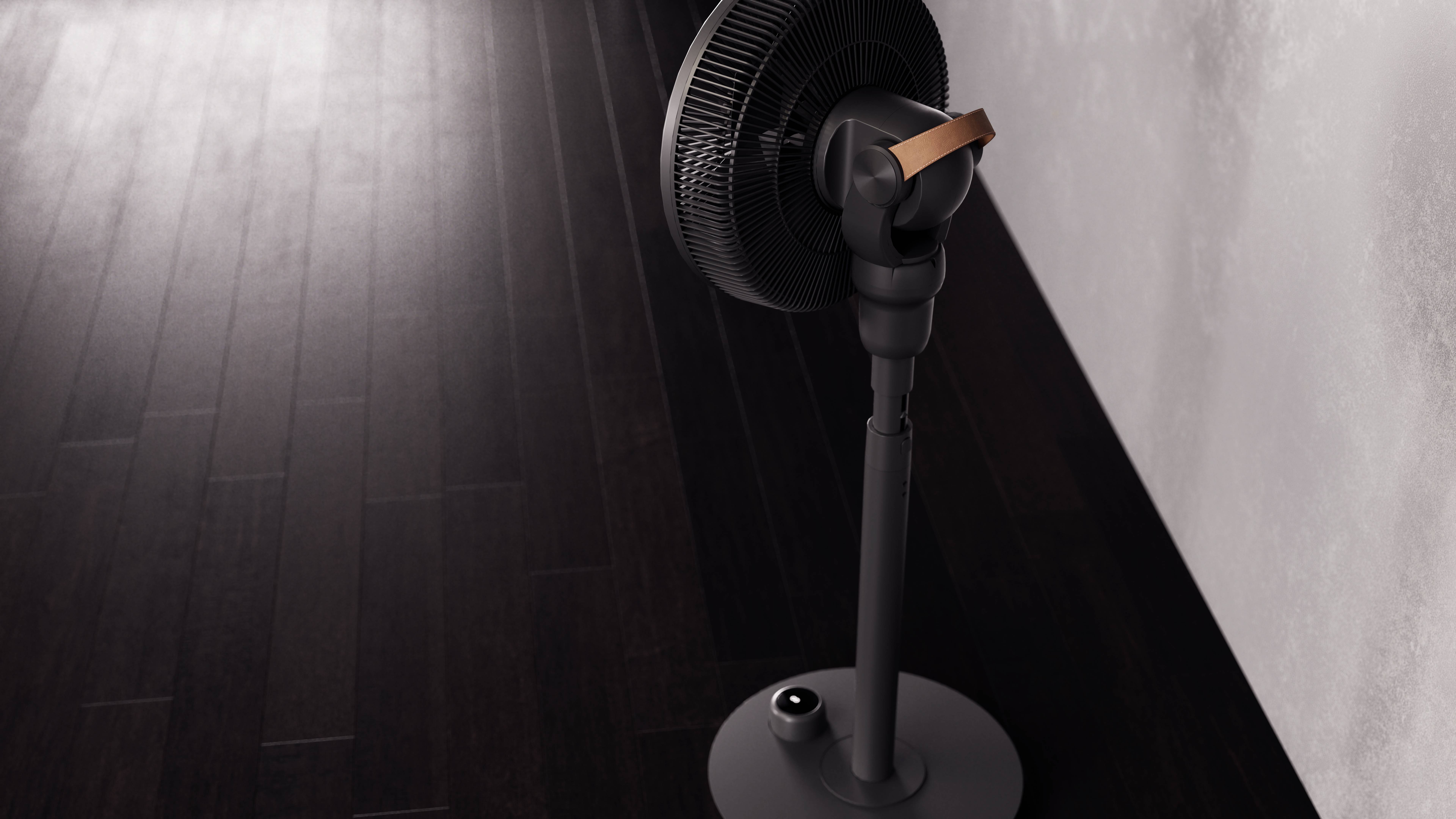 Een zwarte staande ventilator met een eenvoudig design staat op een donkere houten vloer in een kamer.