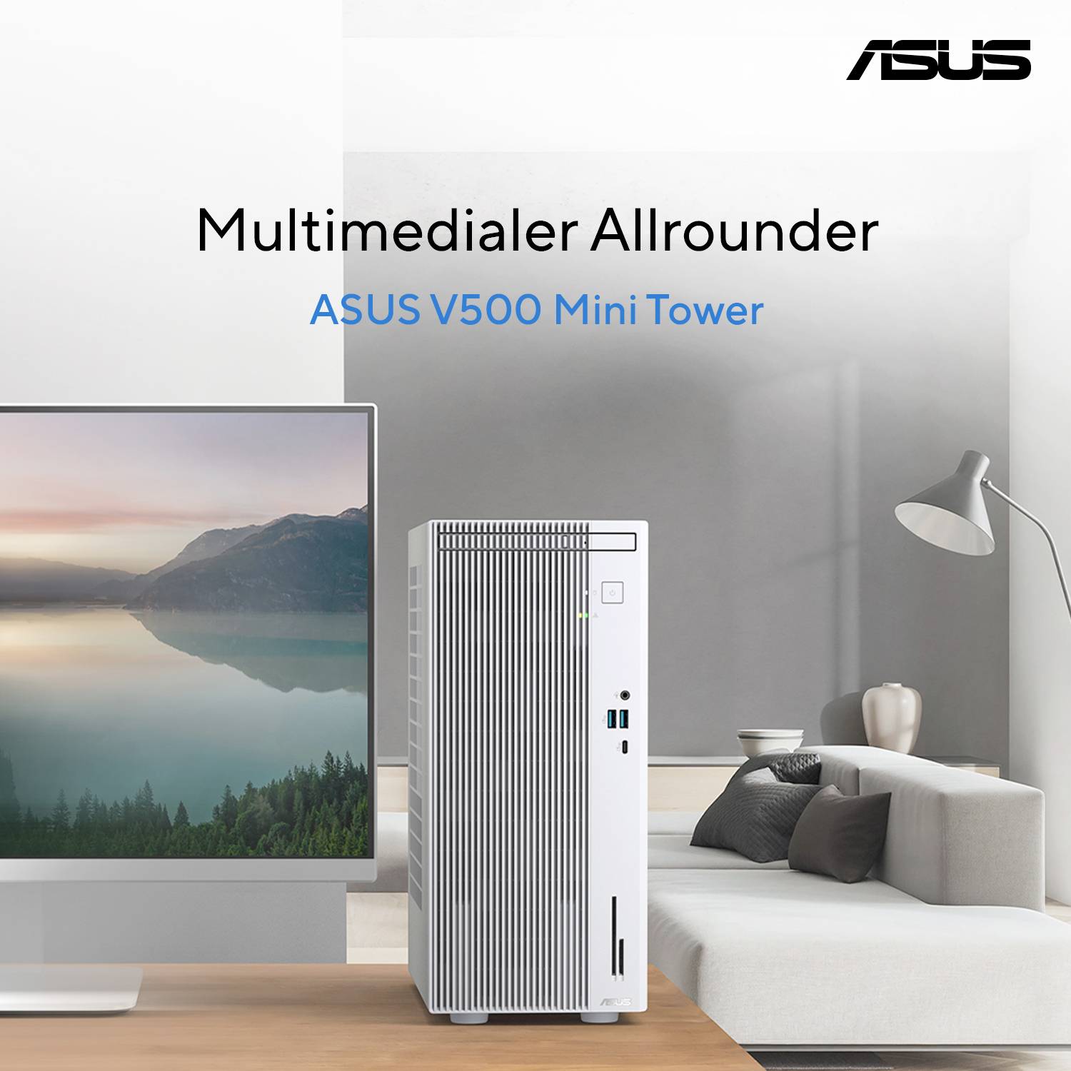 Een computeropstelling met een mini-toren voorzien van het label 'ASUS V500 Mini Tower' in een moderne ruimte met een bureaulamp en wandkunst.