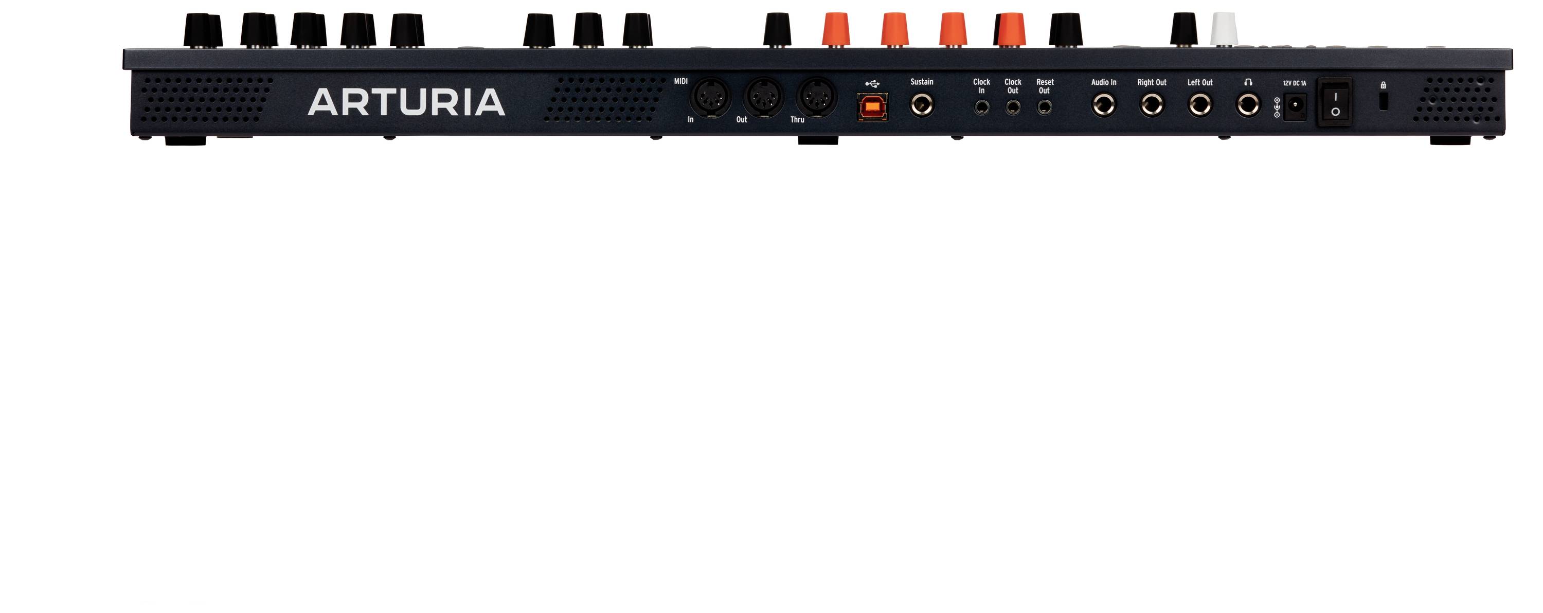 De achterkant van een Arturia-synthesizer met verschillende aansluitingsmogelijkheden en kleurrijke regelaars.