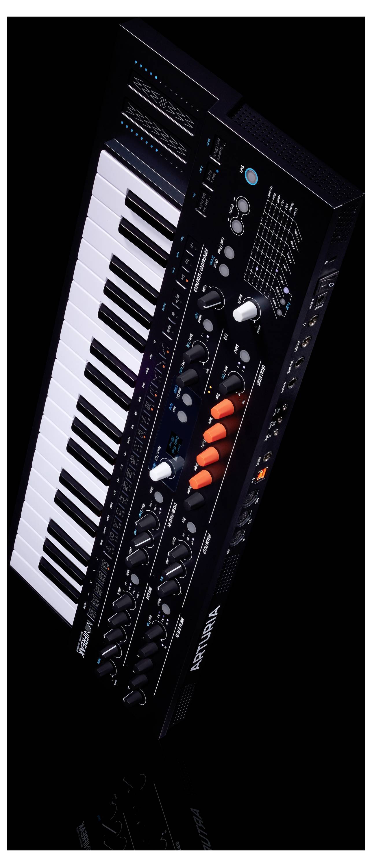 Een elektronisch muziekinstrument met toetsen, draaiknoppen en schakelaars op een zwarte achtergrond.