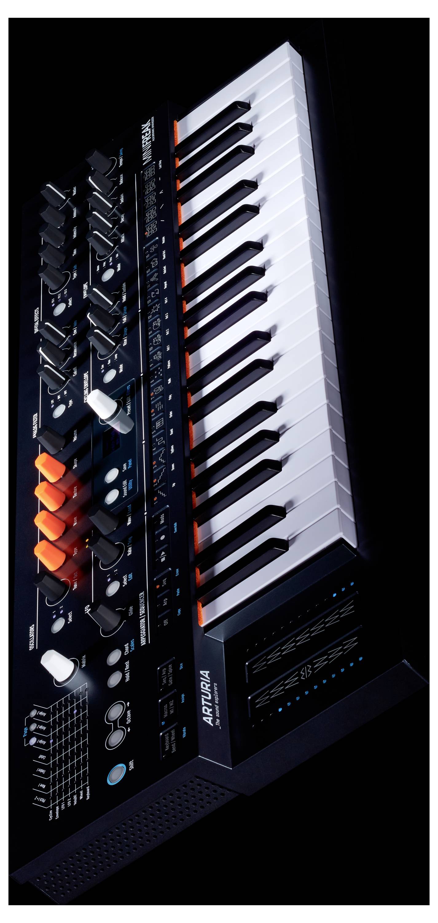 Een analoge synthesizer met 25 toetsen en verschillende draaiknoppen, regelaars en een display voor het besturen van de klankinstellingen.