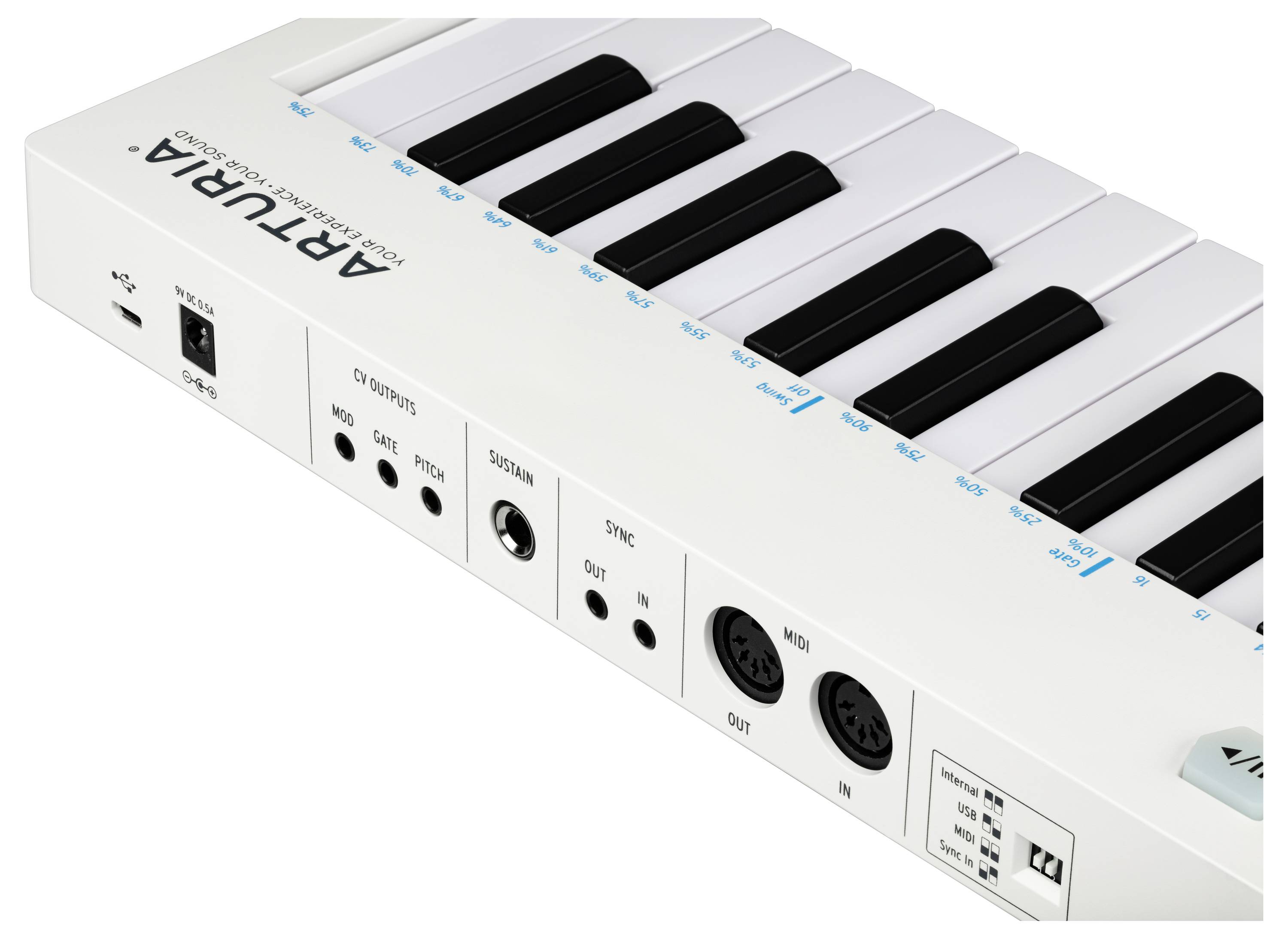 Keyboard-controller met witte en zwarte toetsen, meerdere aansluitingen aan de voorkant voor MIDI en CV, merk Arturia.