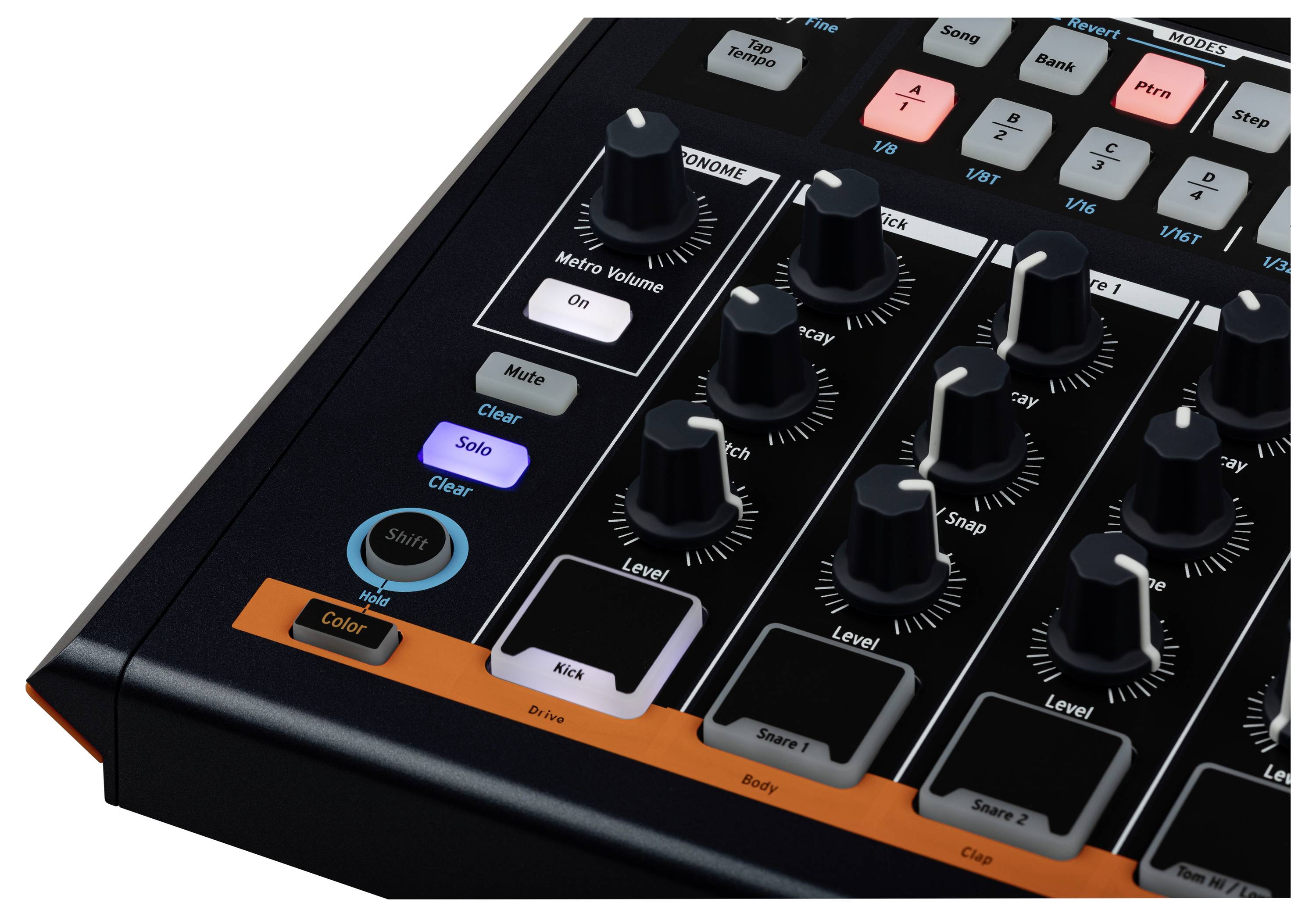 Een grijs audiomengpaneel met meerdere regelaars en toetsen, waaronder knoppen voor volume, klankkleur en effecten.
