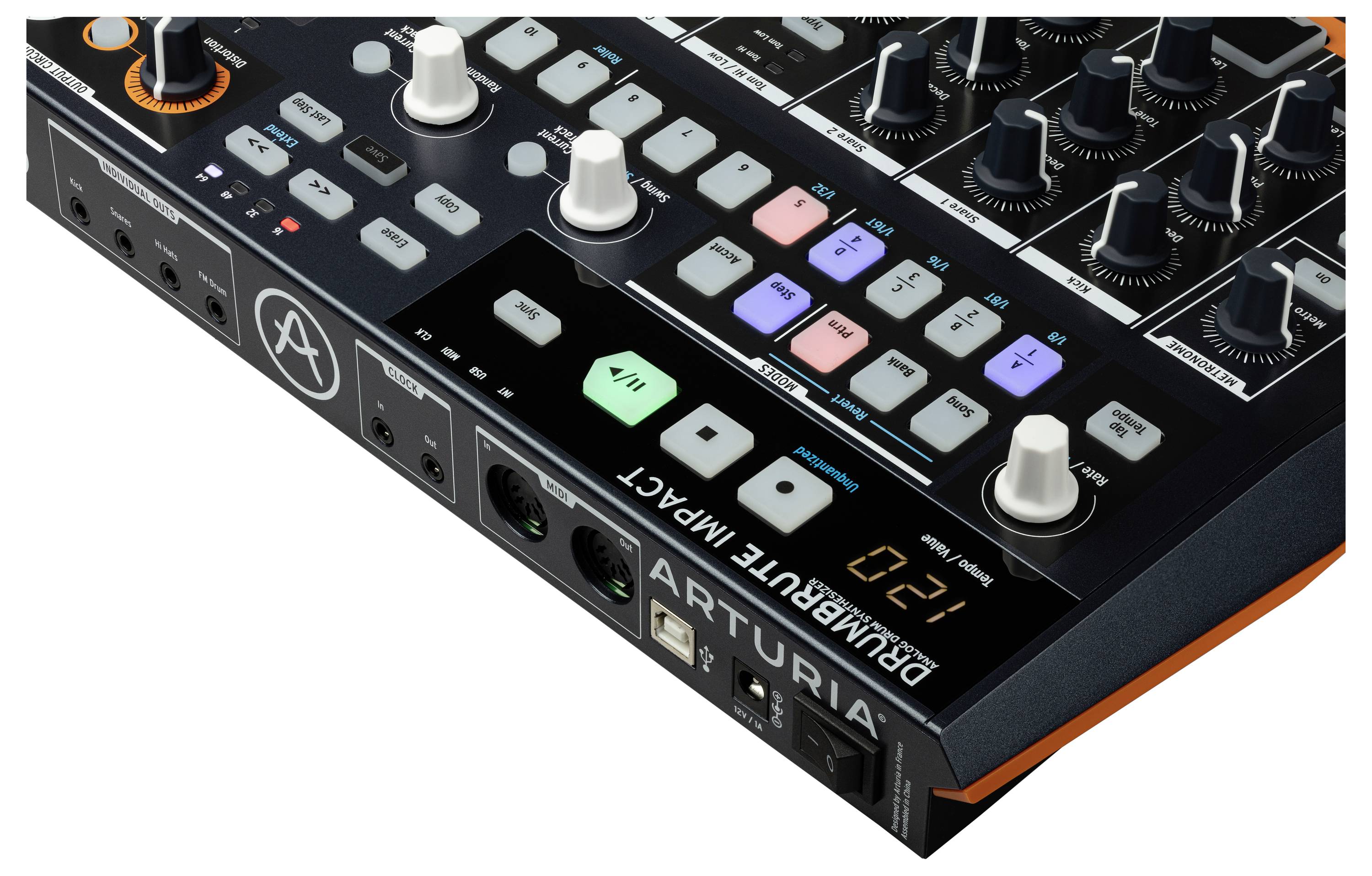 Een muziekcontroller met meerdere knoppen en schakelaars, waarop 'BEATSTEP PRO' en 'ARTURIA' staat, voor het besturen van muzieksoftware.