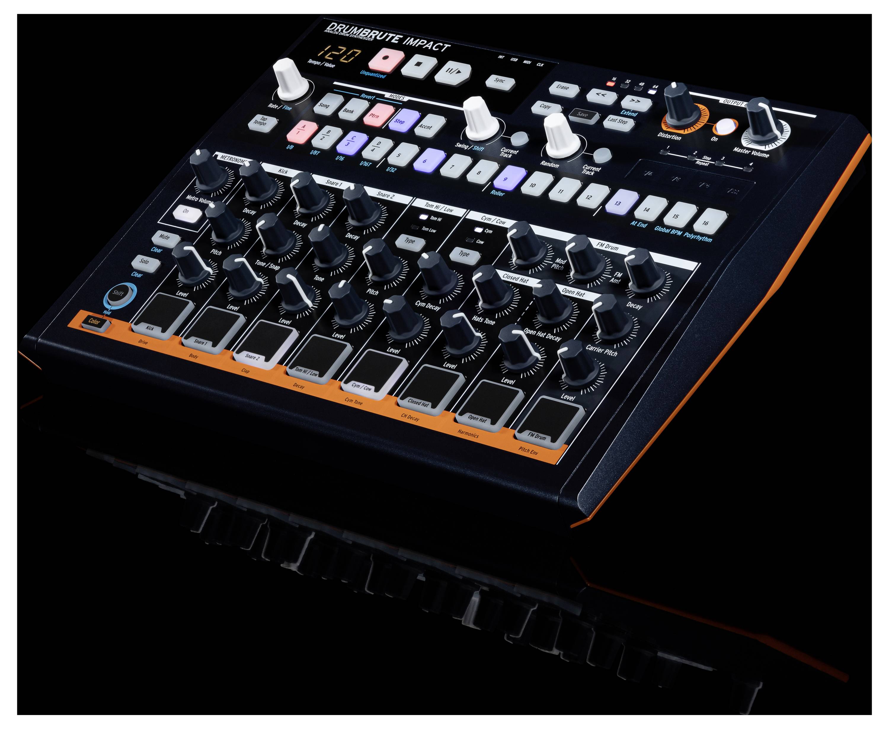 Een zwarte drum-synthesizer met meerdere knoppen en toetsen op een reflecterend oppervlak. De bovenkant toont het bedieningspaneel en regelaars.