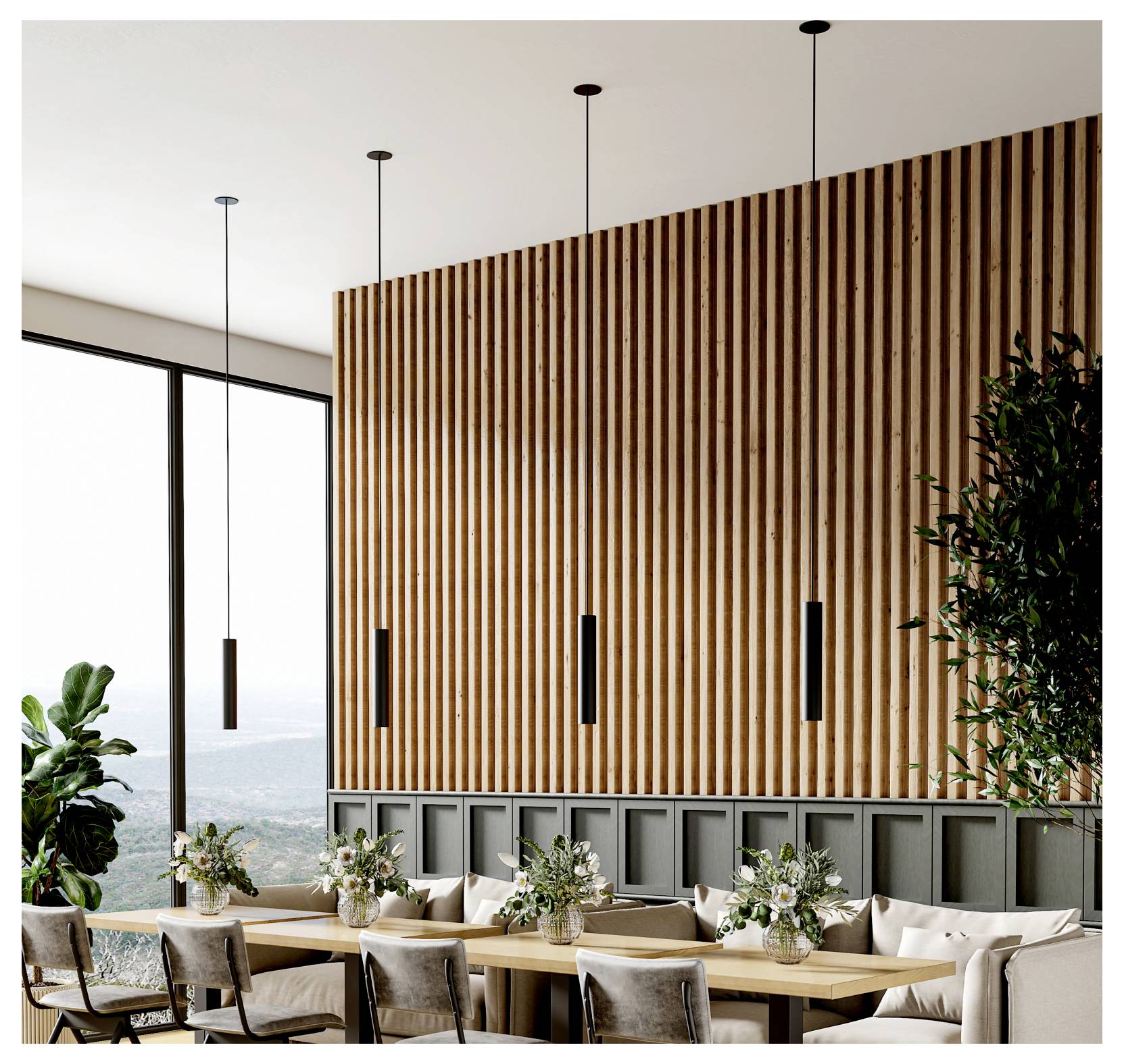 Heldere moderne eetkamer met een lange houten tafel, gestoffeerde stoelen, hanglampen, een wand met latten van hout, grote ramen en planten.