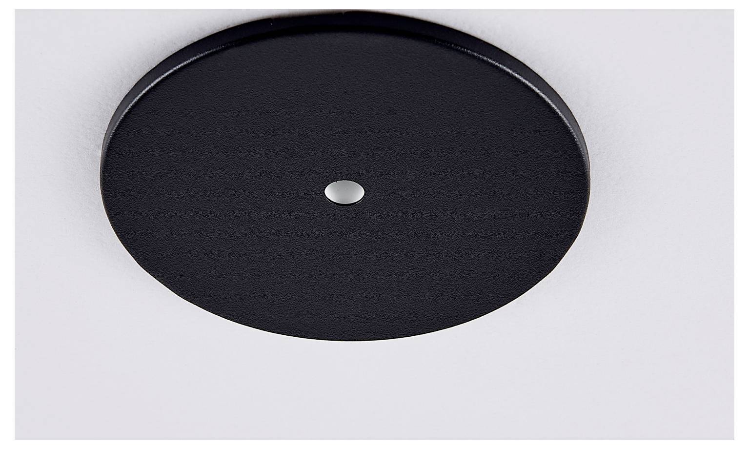 Zwarte ronde plafondlamp met een klein zilverkleurig middendeel op een wit plafond.