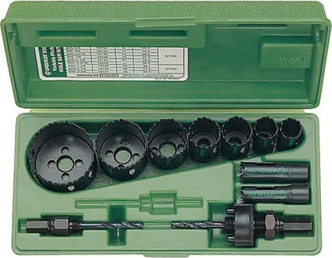 Een groene behuizing met een set zwarte gatzagen in verschillende maten, inclusief een centrale opnameschacht met boorbit en adapter, gebruikt voor het maken van ronde gaten.