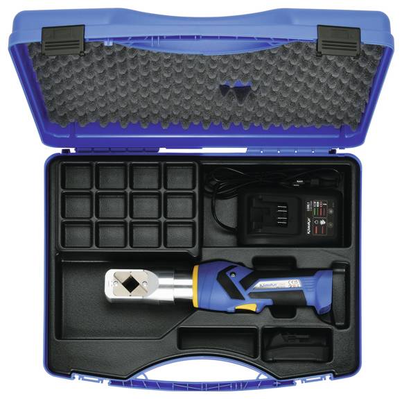 Een blauwe draagtas met een hydraulische krimptang met een uitneembare batterij en oplader, gerangschikt met compartimenten voor organisatie.