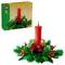 Een levendige LEGO-feestdagen middenstuk met een rode kaars en feestelijke groene decoratie, inclusief dennennaalden, rode bessen en witte bloemen.