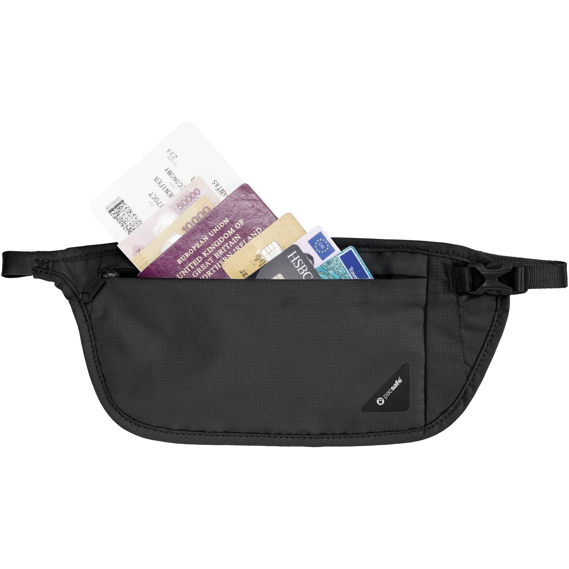 Een zwarte reisportemonnee met een ritsvak, waarin verschillende reisdocumenten zitten zoals een instapkaart, paspoorten en een creditcard.