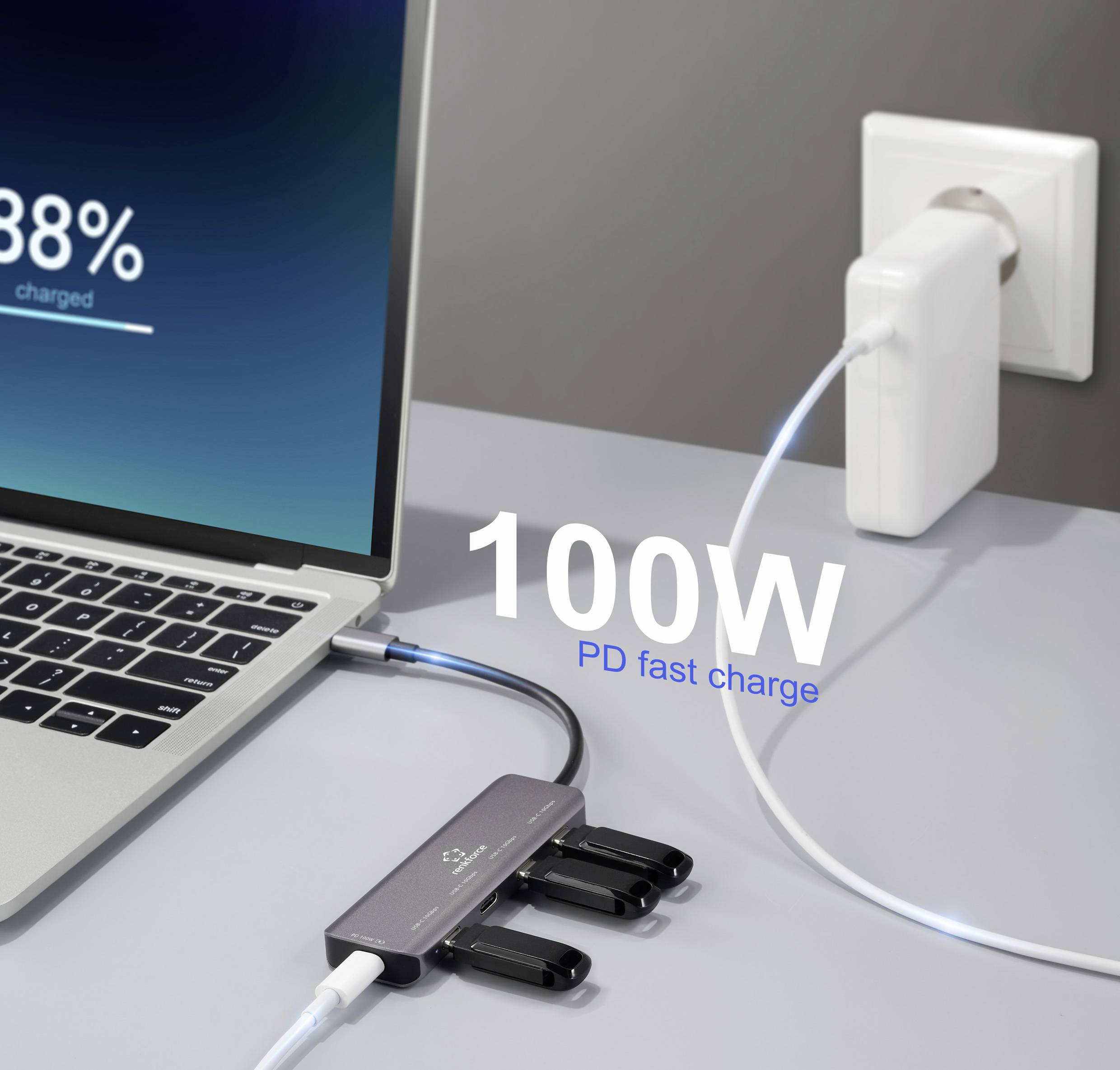 Laptop laadt op bij 38% met een snellader-hub die is aangesloten op meerdere apparaten. Tekst leest '100W PD snel opladen', wat de stroomlevering benadrukt.