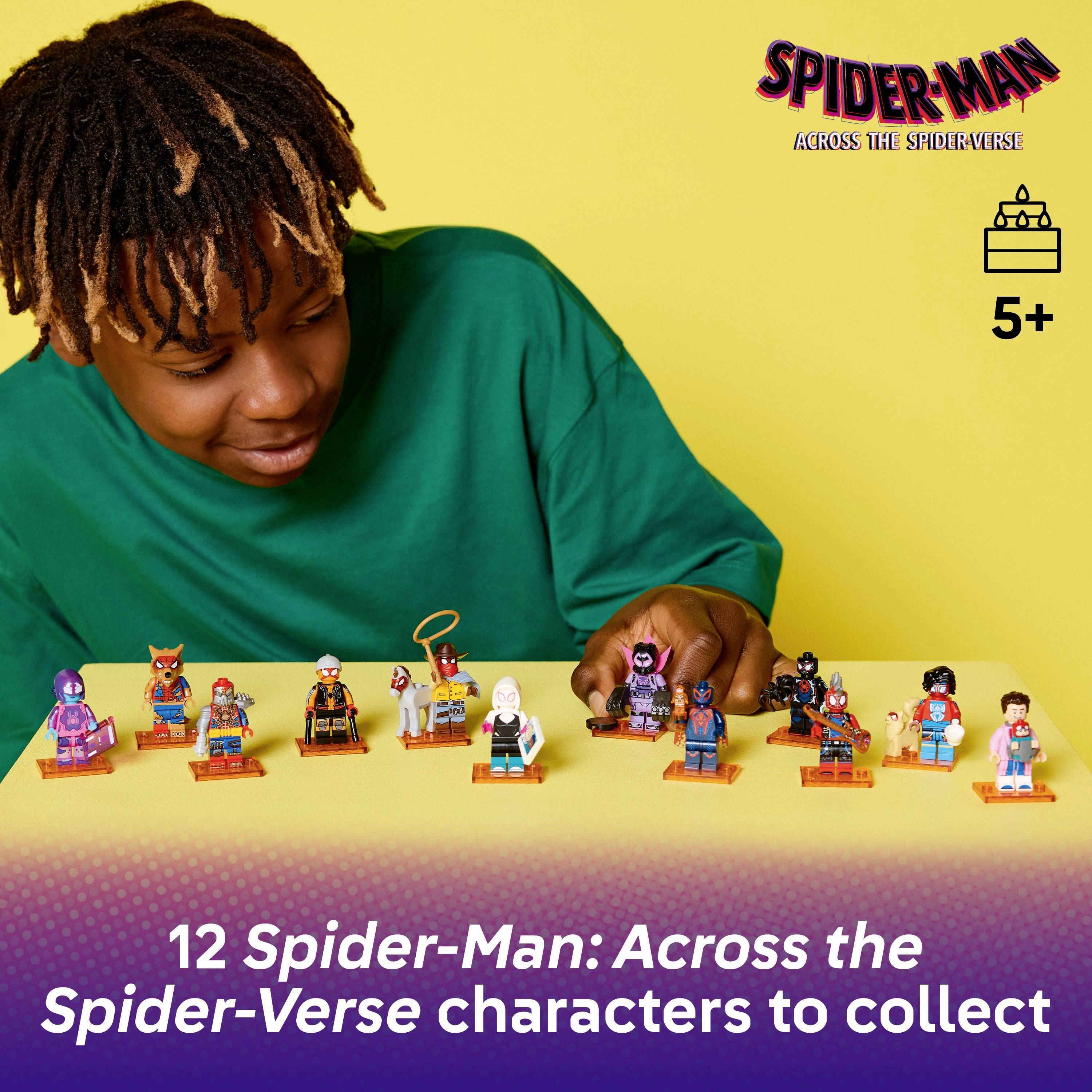 Een persoon bekijkt een rij van 12 Spider-Man: Across the Spider-Verse poppetjes. De tekst luidt '12 Spider-Man: Across the Spider-Verse personages om te verzamelen.' Geschikt voor leeftijden 5+.