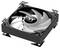 Een vierkante computerkoelventilator met een zwart frame en witte bladen, voorzien van een logo in het midden. Het bevat bevestigingsbeugels.