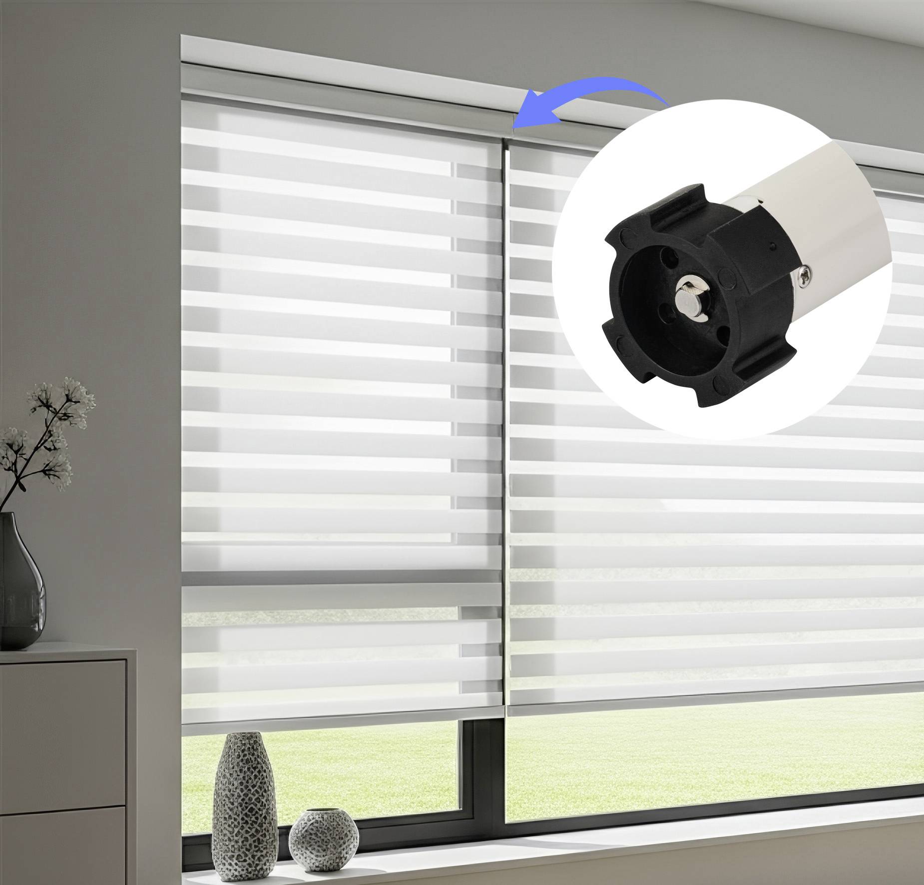 Een moderne ruimte heeft doorschijnende horizontale jaloezieën voor een raam. Een detailopname belicht een mechanisch onderdeel van de bediening van de jaloezieën.