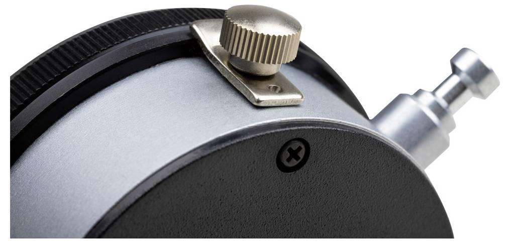 Close-up van een mechanische meetklok met een gouden geknopte stelknop bovenop, waarbij de precisie-meetcomponenten worden getoond.