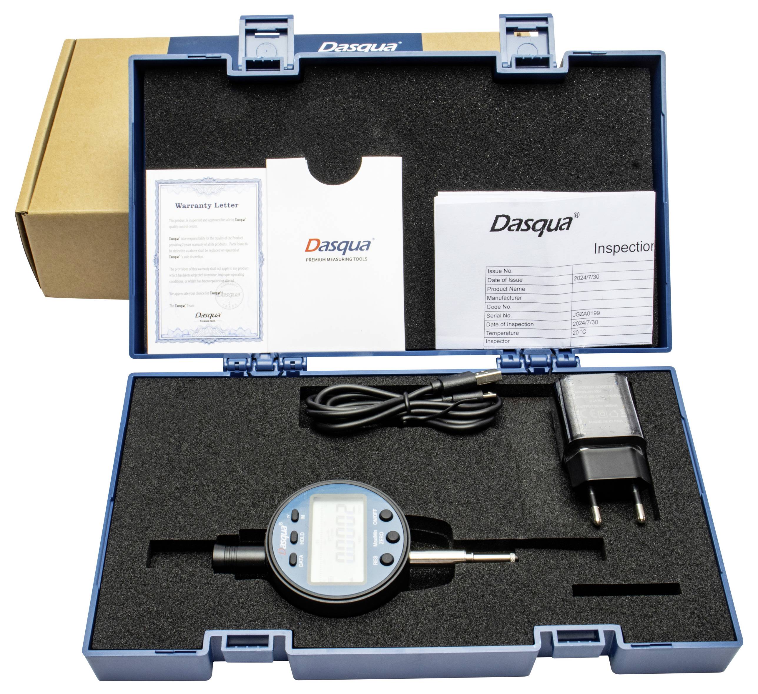 Open de behuizing die een digitale indicator, USB-kabel, oplader en documenten bevat. De doos is gelabeld 'Dasqua'.