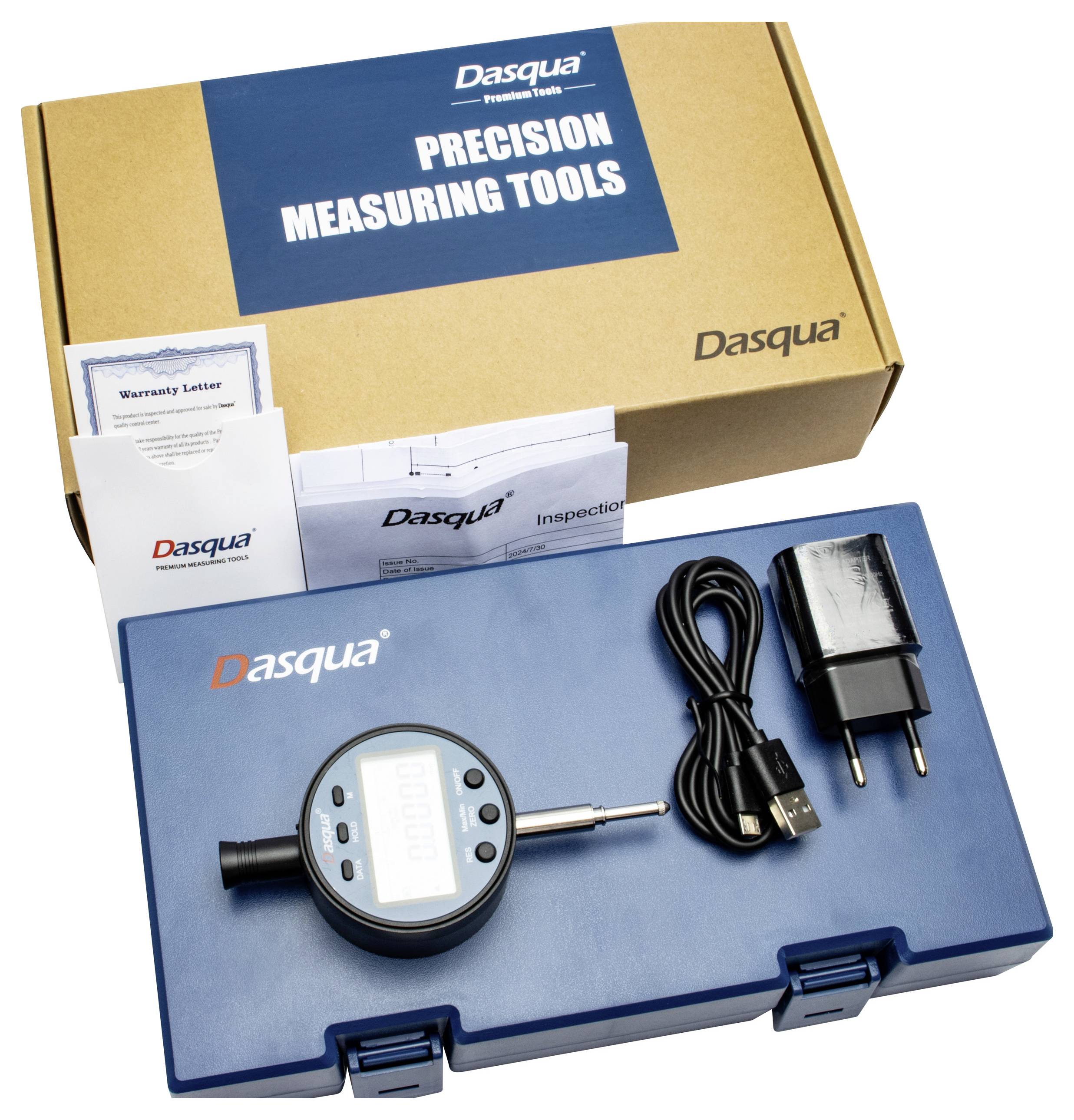 Digitale meetinstrumentenset in een blauwe behuizing met USB-oplader en kabels. Doos gemerkt met 'Precisie Meetinstrumenten' bevat garantiekaart en keuringscertificaten.