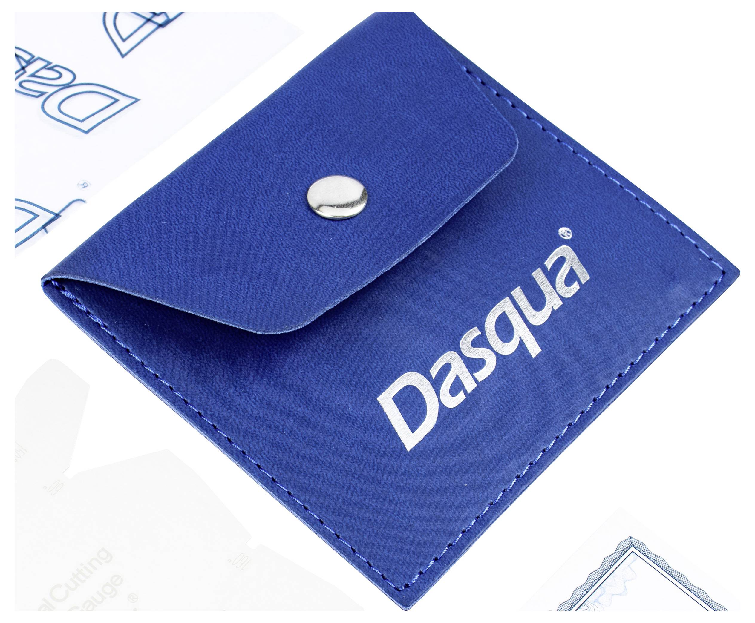 Een blauwe leren etui met een zilveren drukknoop waarop de merknaam 'Dasqua' in het wit is gedrukt.