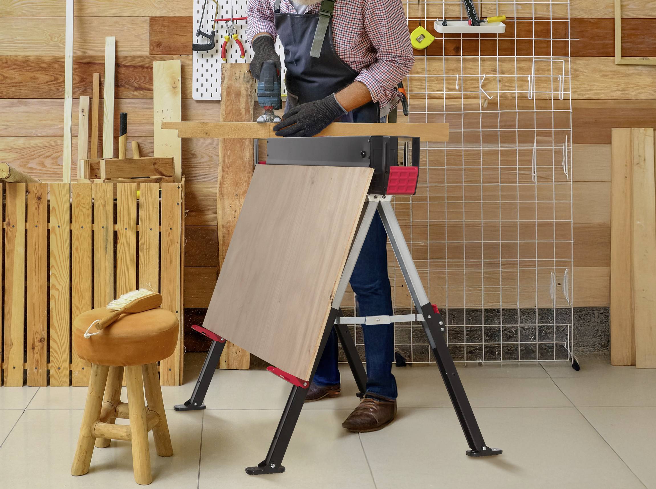 Een persoon boort een gat in een houten plank in een werkplaatsomgeving. Verschillende gereedschappen en materialen zijn zichtbaar op de achtergrond.