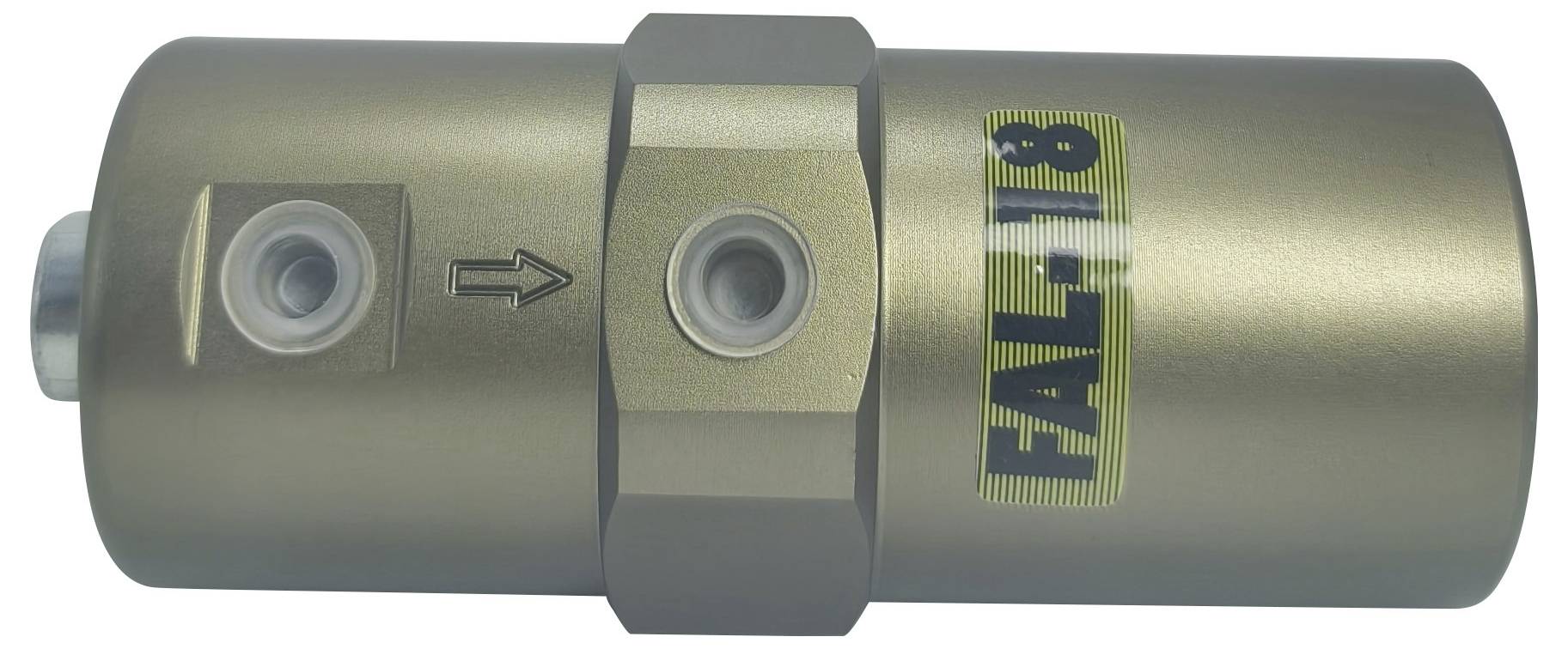 Een metalen klep gelabeld 'FAL-T18' met een richtingspijl en twee cirkelvormige openingen, wat wijst op vloeistofbeheermechaniek.