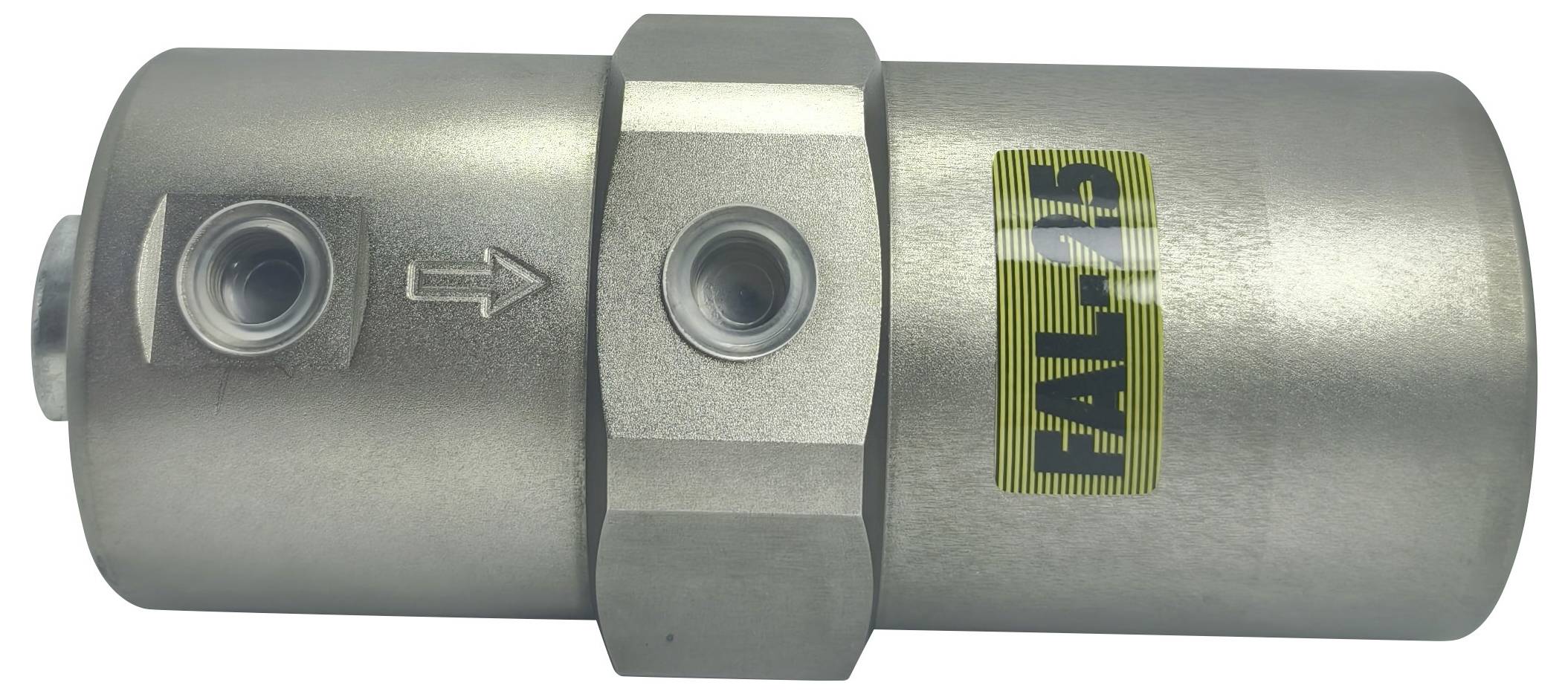Een zilveren cilindrische klep met twee schroefdraadopeningen en een label 'FAL-15'. Een pijl geeft de stromingsrichting aan.