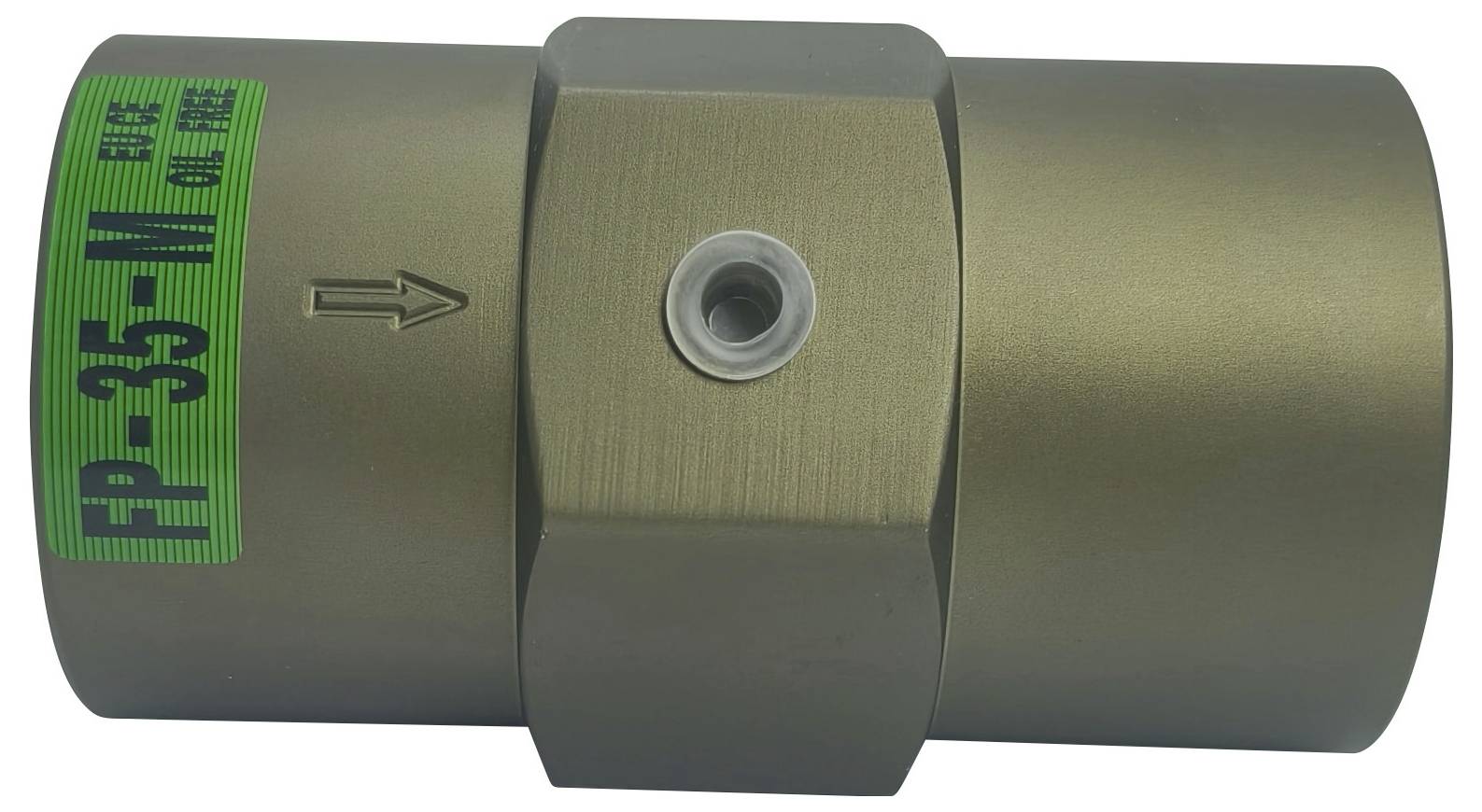 Een flowmeter van metaal gelabeld als 'FP-35-M', met een pijl die de stromingsrichting aangeeft, gebruikt voor vloeistofmeting.