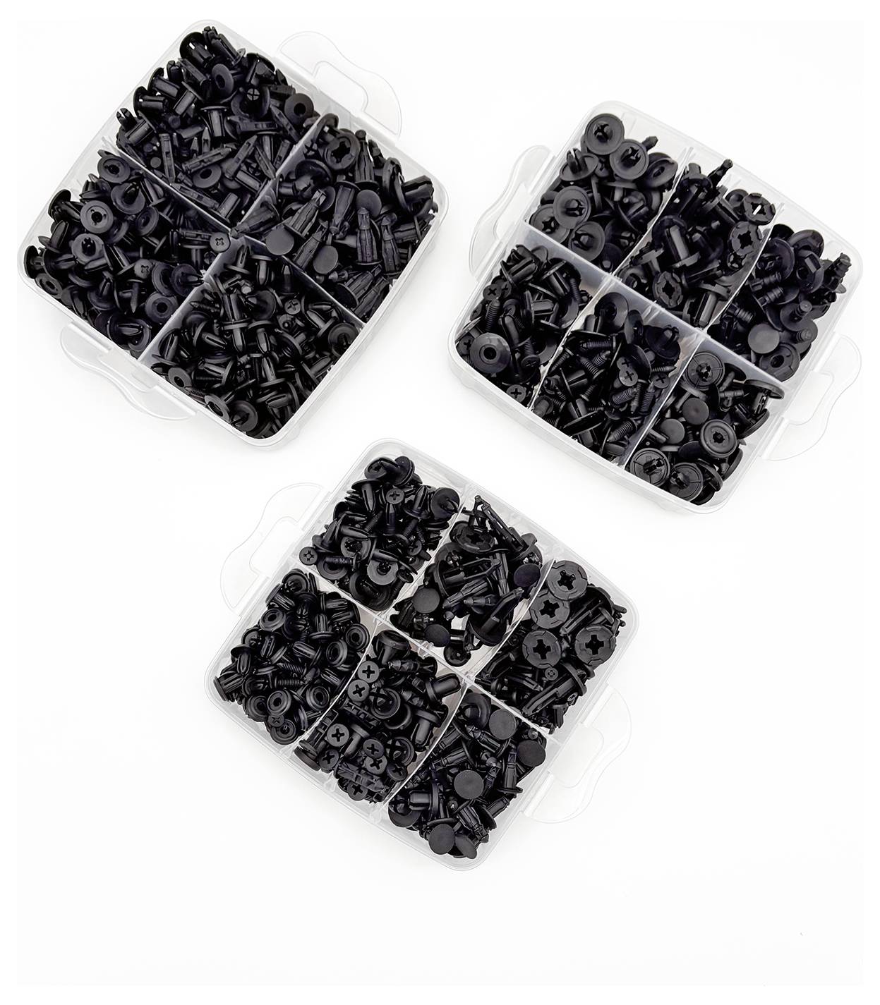 Drie plastic dozen gevuld met verschillende zwarte schroeven, moeren en bevestigingsmiddelen, gerangschikt in compartimenten.
