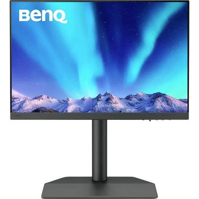Een computermonitor met het 'BenQ'-logo toont een afbeelding van het noorderlicht boven besneeuwde bergen.