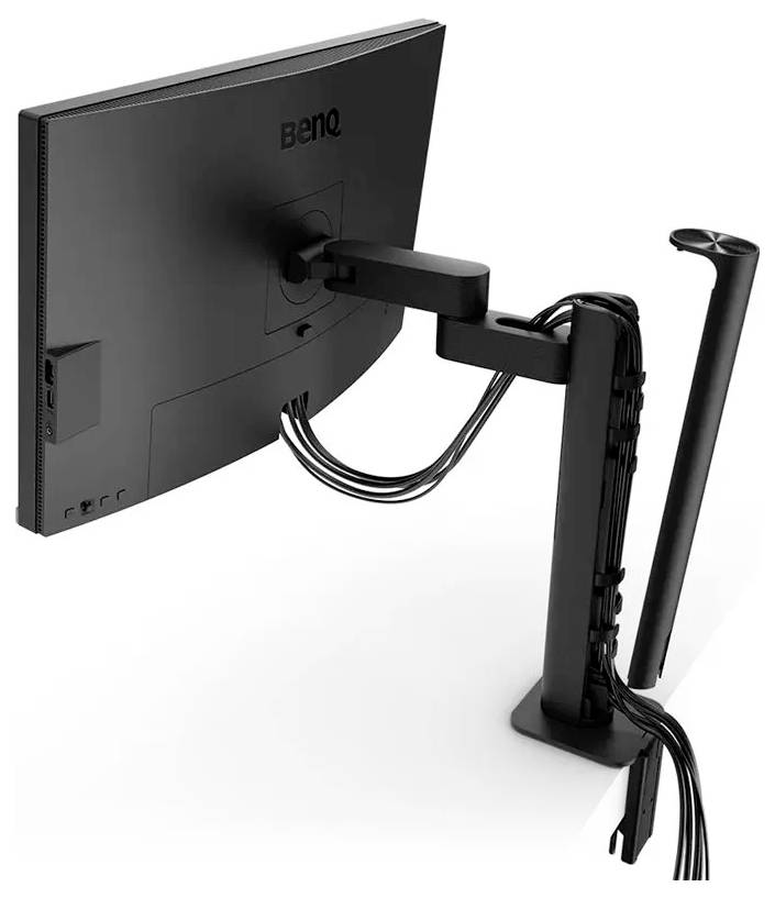 Een zwarte computermonitor bevestigd aan een verstelbare standaard, met netjes georganiseerde kabels die door het kabelbeheersysteem van de standaard lopen.