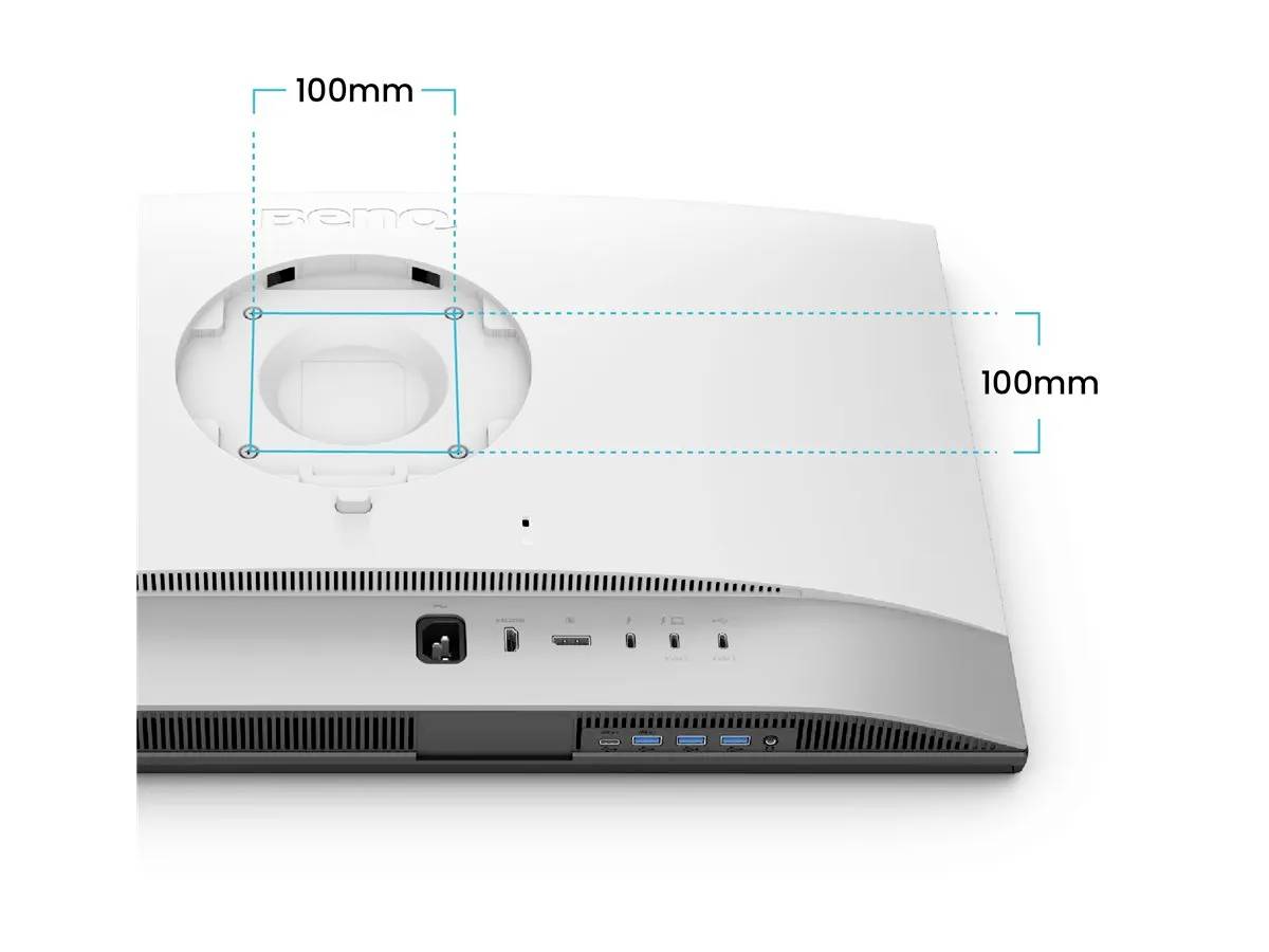 Achteraanzicht van een monitor met een 100mm x 100mm VESA-bevestigingspatroon, waarbij aansluitpoorten en een aan/uit-knop zichtbaar zijn langs de onderste rand.