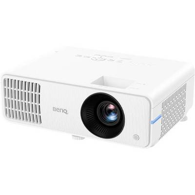 Een witte projector met een merklogo aan de linkerkant en een grote lens aan de rechterkant, die een zwak blauw licht uitstraalt, tegen een effen achtergrond.