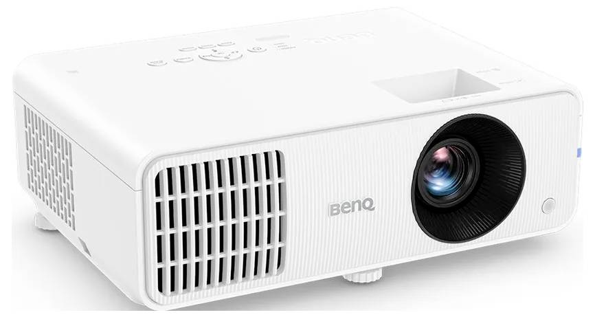 Een witte BenQ-projector met een lens aan de rechterkant, ventilatiesleuven aan de linkerkant en bedieningselementen bovenop, ontworpen voor presentaties.